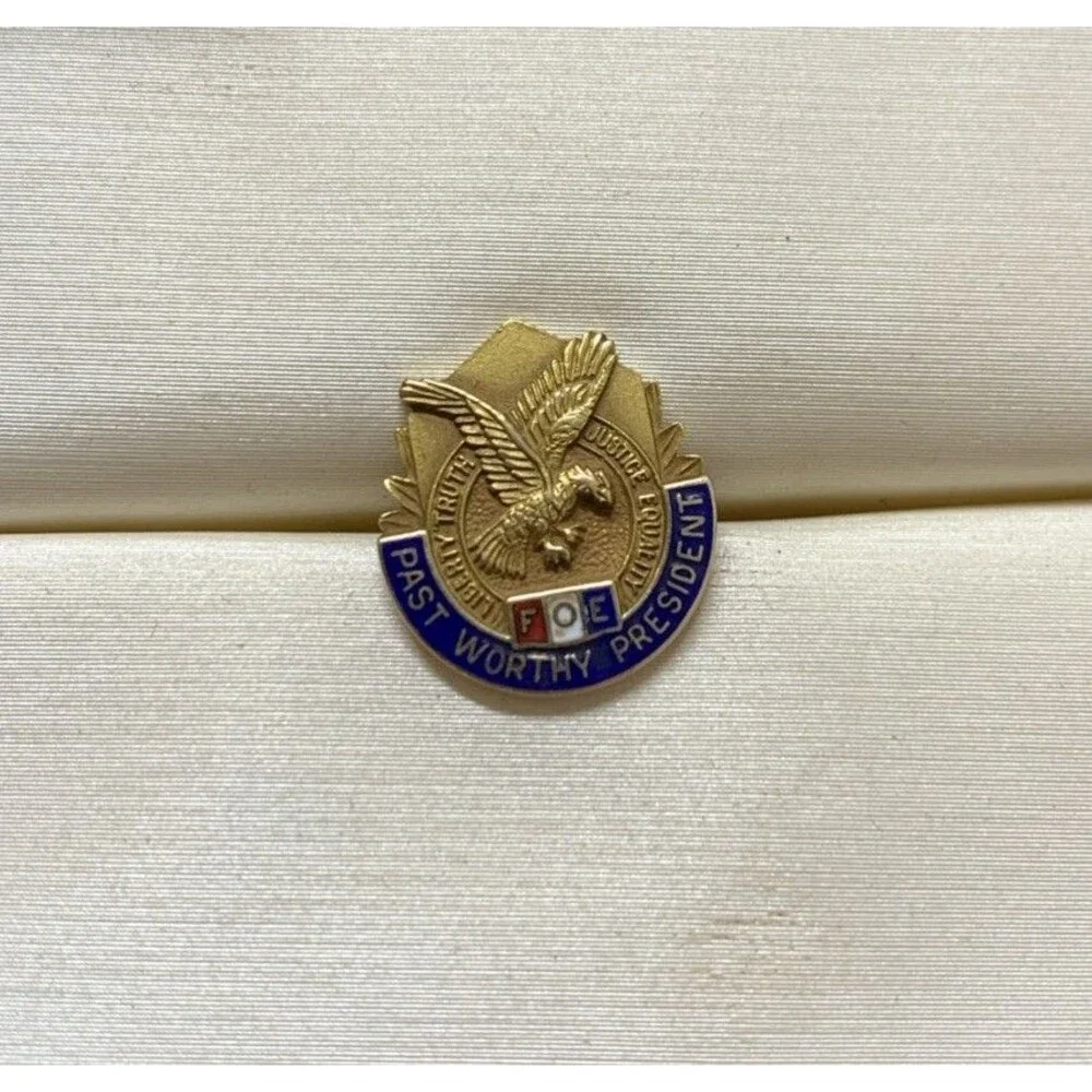 FOE Fraternal Order Of Eagles Past Worthy President 10K Gold Screw Pin